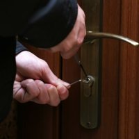 Судебным приставам-исполнителям могут разрешить взламывать замки при осуществлении принудительного доступа в квартиры для проверки перепланировки