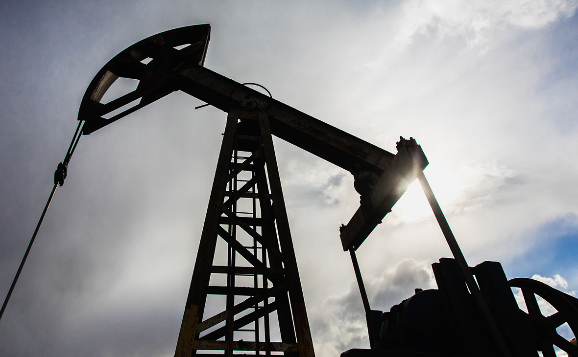 Путин поручил не применять санкции за отклонение уровня добычи нефти Путин поручил не применять санкции за отклонение уровня добычи нефти